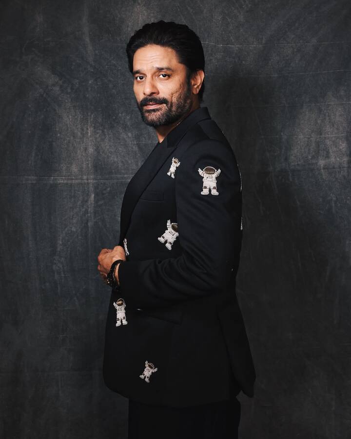 वो एक्टर कोई और नहीं बल्कि जयदीप अहलावत हैं. एक्टर ने किंग खान फिल्म रईस में काम किया था. जयदीप ने खुद एक इंटरव्यू में बताया कि दोनों के बीच रिश्ते बहुत अच्छे हैं.