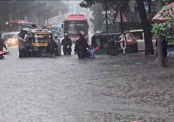 સુરતમાં સાત ઇંચ વરસાદે પુરની સ્થિતિ સર્જી દીધી છે, રસ્તા પર નદીઓ વહેતી હોય તેવી દ્વશ્યો સર્જાયા છે.