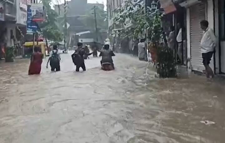 સુરતનાં જળભરાવે સુરતના પ્રિમોનસૂન કામગીરીની પોલ ખોલી દીધી છે. મહાનગરપાલિકાના દાવાનું વરસાદમાં ધોવાણ થઇ ગયું છે. માત્ર 2 કલાકમાં સાડા પાંચ ઇંચ વરસાદે સુરતની ડેનેજ સિસ્ટમ અને પ્રિમોસૂન પ્લાન પર સવાલ ઉભા કર્યાં છે