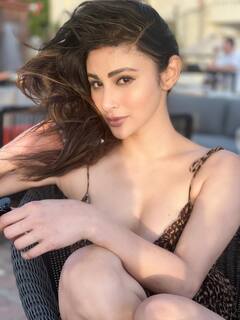 रात के अंधेरे में समुंदर किनारे मौनी रॉय का सिजलिंग अंदाज, बैकलेस ड्रेस में दिए कातिलाना पोज