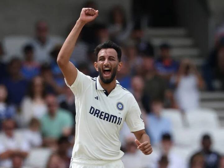 IND vs ENG Prasidh Krishna Shameful Record: भारत आणि इंग्लंड यांच्यात पहिला कसोटी सामना खेळवण्यात येत आहे. या सामन्यातील पहिल्या डावात भारतीय संघाचा वेगवान गोलंदाज प्रसिद्ध कृष्णाने ऑली पोप, हॅरी ब्रूक आणि जेमी स्मिथला बाद करत तीन विकेट्स पटकावल्या. मात्र प्रसिद्ध कृष्णाच्या नावावर एक लाजिरवाणा विक्रम नोंदवला गेला आहे.