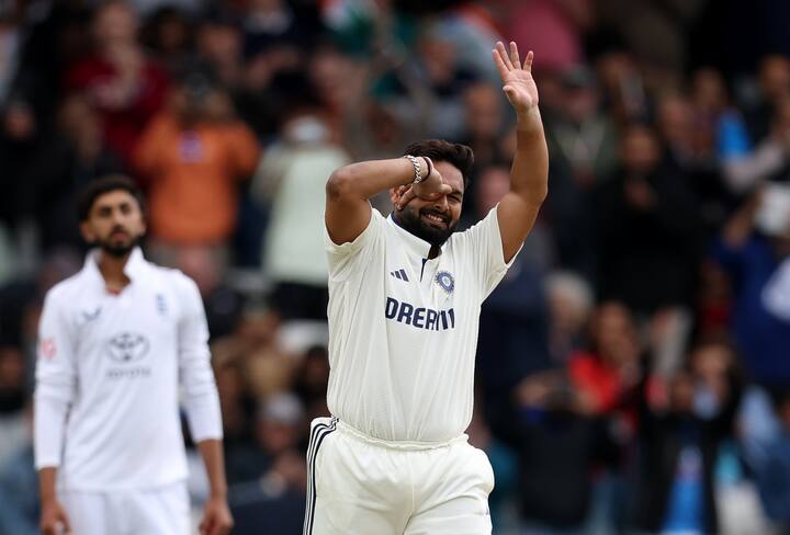 वहीं दूसरी पारी में पंत ने लगभग 85 के स्ट्राइक रेट से रन बनाए. पंत ने 140 गेंदें खेलकर 118 रनों की पारी खेली. इस पारी में पंत ने 12 चौके और तीन गगनचुंबी छक्के लगाए थे.