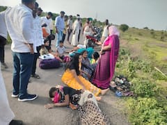 अंत्यविधीच्या कार्यक्रमाला जाताना पिकअप पलटली, धाराशिवमध्ये भीषण अपघात, एका महिलेचा मृत्यू, 7-8 जण जखमी