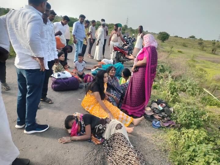 प्राथमिक माहितीनुसार, पिकअप वाहनातून नातेवाईक अंत्यविधीच्या कार्यक्रमासाठी जात होते. दरम्यान, पिकअप वाहनाचा ड्रायव्हरचा ताबा सुटल्याने वाहन रस्त्याच्या कडेला पलटी झालं.