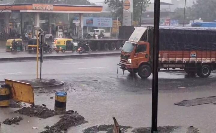 સુરત: હવામાન વિભાગની ભારે વરસાદની આગાહી વચ્ચે સુરત જિલ્લામાં વરસાદી માહોલ જામ્યો છે. સુરત ગ્રામ્ય વિસ્તારોમાં સવારથી જ ધોધમાર વરસાદ વરસી રહ્યો છે.