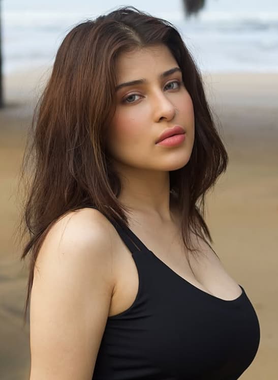 Edin Rose was born on 20 August 1998 in Dubai. Edin's father is Burma and his roots are Tamil. At the same time, his mother has a connection with Karnataka.