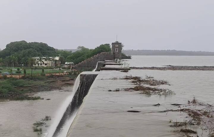 જામનગરમાં ઉપરવાસમાં સારા વરસાદના કારણે જામનગરનો રણજીતસાગર ડેમ ઓવરફ્લો થયો છે. રણજીતસાગર ડેમનો ધોધ વહી રહ્યાના અદભુત દ્રશ્યો સામે આવ્યા છે.