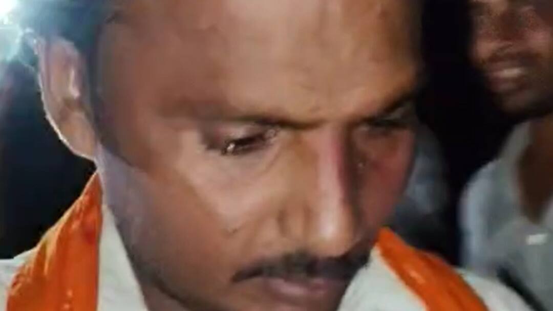 Etawah News Narrator assaulted after asking about caste police take action ann 'यादव कैसे कर सकता है कथा...' इटावा में जाति पूछकर कथा वाचक से मारपीट, बाल मुड़वाया