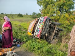 अंत्यविधीच्या कार्यक्रमाला जाताना पिकअप पलटली, धाराशिवमध्ये भीषण अपघात, एका महिलेचा मृत्यू, 7-8 जण जखमी