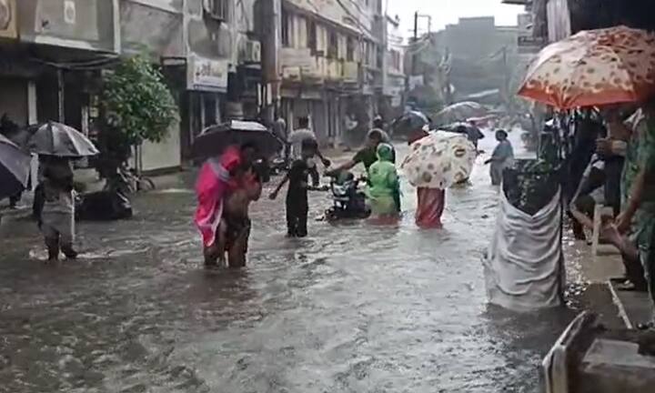 સુરતના વરાછા, કામરેજ સહિતના વિસ્તારમાં ભારે વરસાદ વરસતા રસ્તા પર વાહનો ઠપ્પ થઇ ગયા છે અને લોકો ચાલીને રસ્તો પાર કરવા મજબૂર બન્યાં છે.