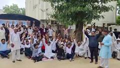 ग्रेटर नोएडा में बिजली विभाग की मनमानी के खिलाफ फूटा गुस्सा, NPCL दफ्तर का किया घेराव