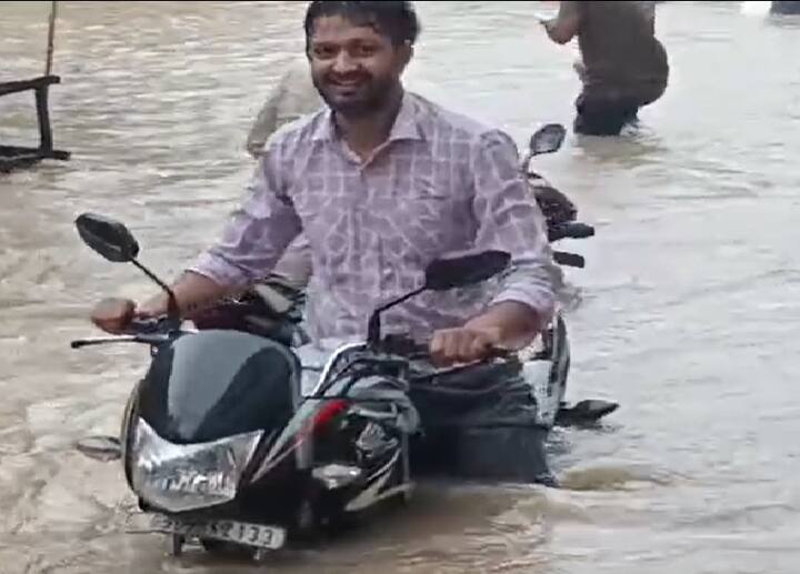 વરાછામાં રસ્તા પર નદી વહેતી હોય તેવી દ્રશ્યો સર્જાયા છે. જેના કારણએ વાહનવ્યવહાર પ્રભાવિત થયો છે.