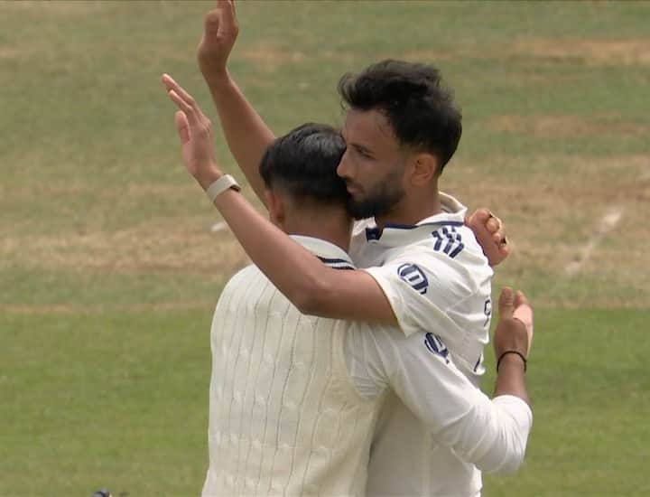 प्रसिद्धने पहिल्या डावात 20 षटके टाकत 3 विकेट्स घेतल्या. मात्र त्याची इकॉनॉमी खूपच खराब होती.