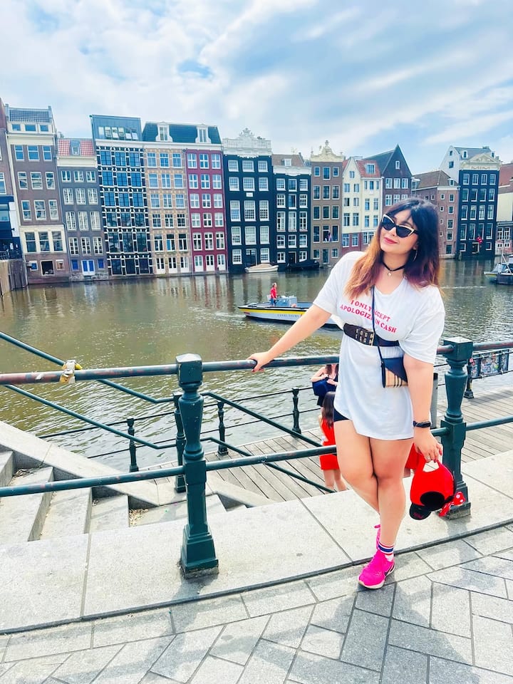 সেই হোটেলের ঘরটি নাকি এতটাই সুন্দর যে চোখ খুললেই দেখা যায় একটি বিশাল বড় কাচের জানলা। আর সেথান দিয়ে দেখা যায় পুরো শহরটাকেই।