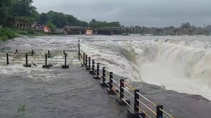 मुसळधार पावसामुळे धरणातील पाण्याची पातळी वाढली असून नद्या, तलाव आणि काही धरणं देखील पूर्ण भरुन वाहत आहेत. अनेक पर्यटनस्थळी धबधबेही वाहत आहेत.