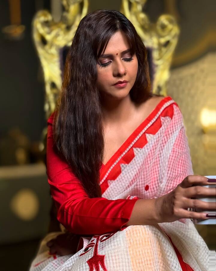 एक्ट्रेस ने कहा कि जब मेरी शादी हुई तो मेरे ससुराल वालों ने कहा कि एक चुप, 100 सुख. उन्होंने कहा कि बेटा जो बोलेगा, चुपचाप सहते रहो.