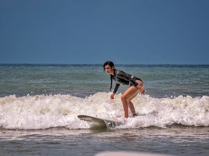 Fatima Sana Sheikh is celebrating vacation in Sri Lanka. She is taking the thrill of learning surfing there, whose pictures are viral on social media.