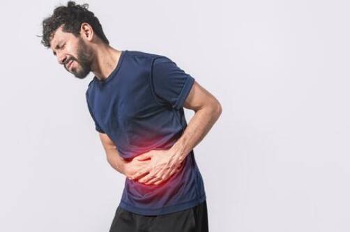 पाचन तंत्र को बनाता है मजबूत: रात में घी और गुनगुना पानी से पेट की समस्या दूर होती है. इससे खाना अच्छे से पचता है और पेट की गैस, एसिडिटी और कब्ज जैसी समस्याएं धीरे-धीरे कम होने लगती हैं.