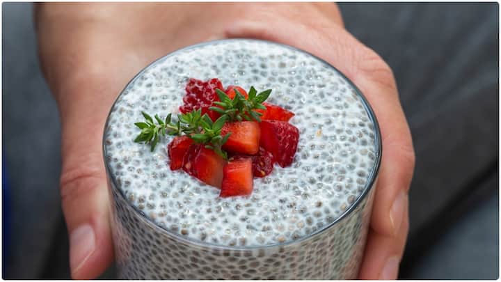 చియా సీడ్స్ చాలామంది రెగ్యులర్​గా డైట్​లో తీసుకుంటారు. అయితే వివిధ ఆరోగ్య ప్రయోజనాల కోసం వీటిని ఎలా తీసుకుంటే మంచిదో చూసేద్దాం.