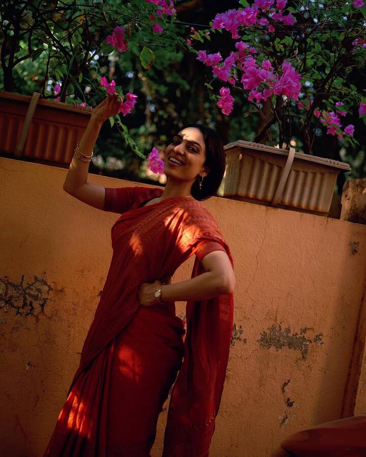 शोभिता धूलिपाला ऑरेंज कॉटन साड़ी और लाल ब्लाउज़ में शोभिता बेहद खुबसूरत लग रही हैं. उनका ट्रेडिशनल अंदाज़ बहुत ही फ्रेश और प्यारा लग रहा है.