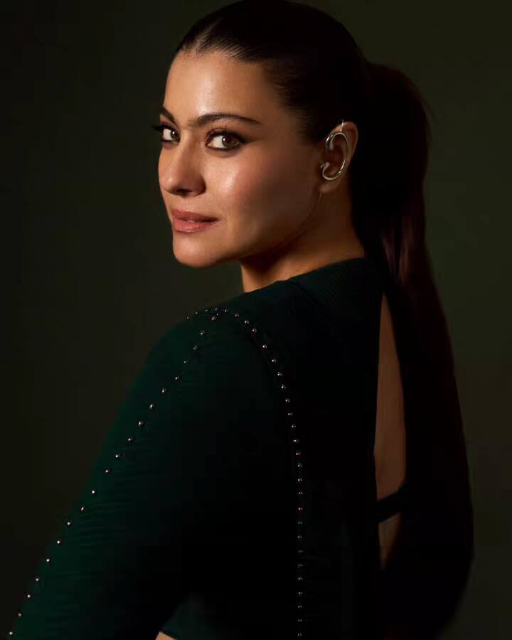 तिचा हा नो ज्वेलरी लूक सध्या चर्चेत आहे.