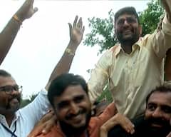 વિસાવદરમાં ઝાડુ ફરી વળ્યું, જીત બાદ પ્રવિણ રામે ગોપાલ ઈટાલીયાને ખભે બેસાડી કરી ઉજવણી