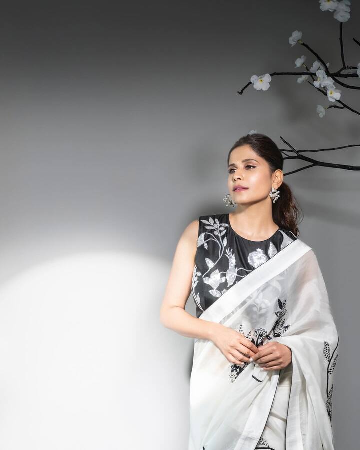 उत्तम अभिनय जिद्द, चिकाटीच्या जोरावर मराठी सिनेसृष्टीच नाही, तर बॉलिवूडमध्येही स्वत:चं वेगळं अस्तित्व निर्माण केलेली अभिनेत्री म्हणजे सई ताम्हणकर.