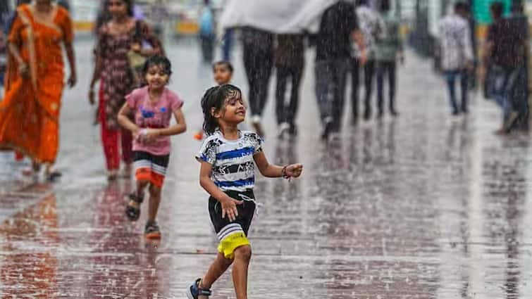 Up Balia one died and three old child flow due to heavy rain Balia News: बलिया में बारिश बनी जान के लिए जोखिम, तीन साल का बच्चा नाले में बहा