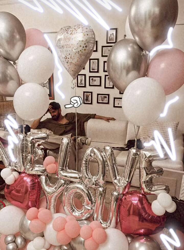 Sonakshi also showed a glimpse of her home decoration, where heart shape and colorful balloons were installed, and Zaheer was seen sitting comfortably in the background.