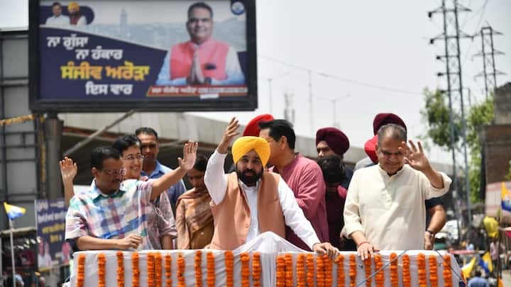 Ludhiana West Election Result 2025: पंजाब के लुधियाना पश्चिम और गुजरात के विसावदर उप-चुनाव में आम आदमी पार्टी (AAP) ने बड़ी जीत दर्ज की. इसपर AAP के राष्ट्रीय संयोजक अरविंद केजरीवाल ने प्रतिक्रिया दी.