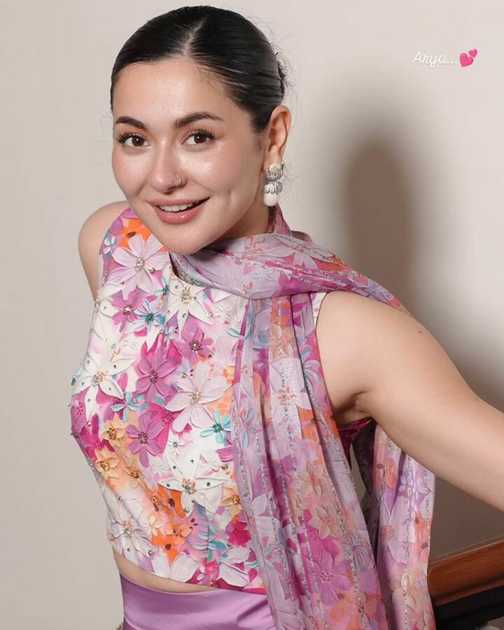 पाकिस्तान के साथ-साथ इंडिया में भी हानिया आमिर के खूब चर्चे हैं. इंडिया में भी एक्ट्रेस के कई लाख फैंस हैं. उनकी मासूमियत और दमदार एक्टिंग स्किल ने उन्हें सबकी फेवरेट बना दिया है.