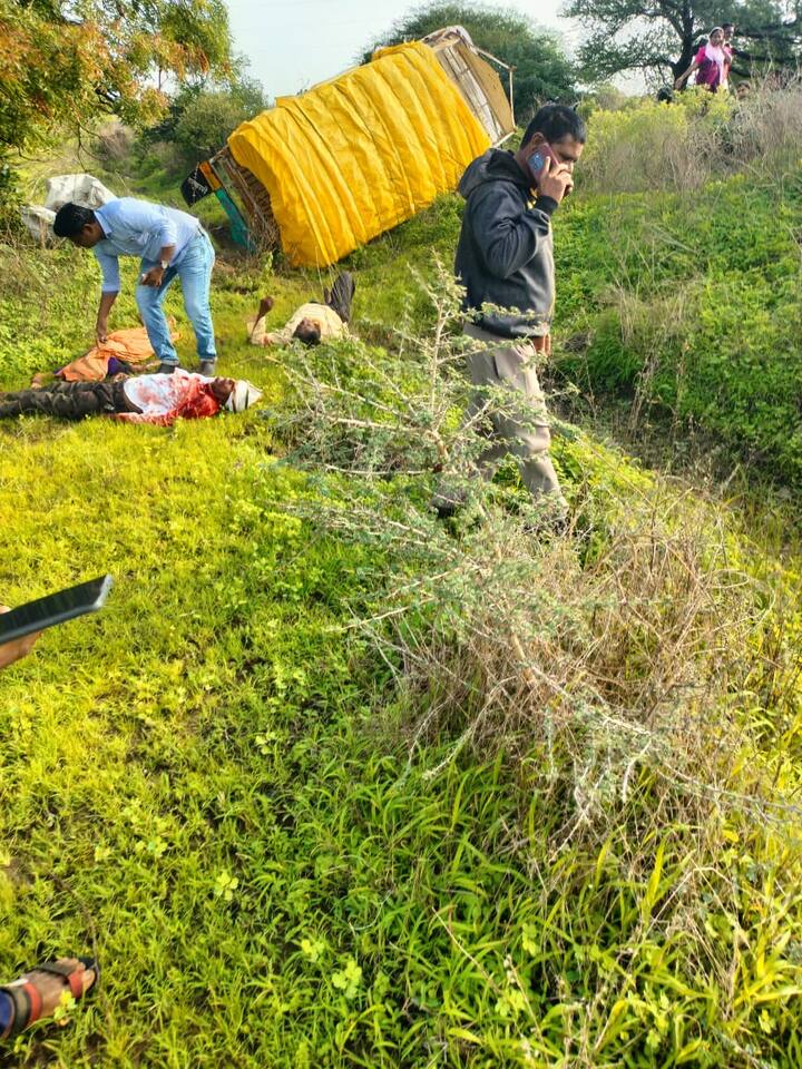 ही घटना आज सकाळी तांबेवाडी चौकातून भूमकडे जात असताना अर्धा किलोमीटर अंतरावर घडली.