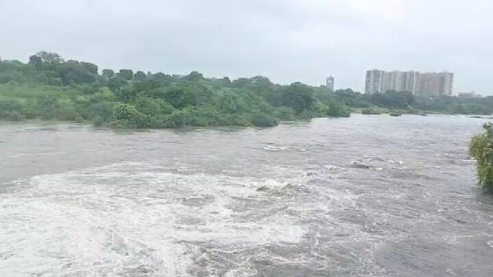 धरणातून झालेल्या विसर्गामुळे सोमेश्वर धबधब्याने रौद्ररूप धारण केल्याचं पाहायला मिळत आहे, अतिशय आकर्षक असलेल्या सोमेश्वर धबधब्याने रौद्ररूप धारण केल्याने पर्यटकांची मोठी गर्दी होत आहे.