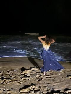 रात के अंधेरे में समुंदर किनारे मौनी रॉय का सिजलिंग अंदाज, बैकलेस ड्रेस में दिए कातिलाना पोज