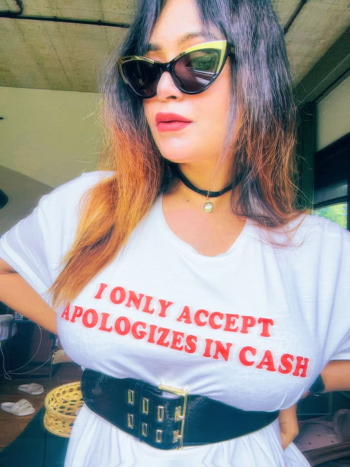 সোশ্যাল মিডিয়ায় ঋতাভরী একাধিক ভিডিও শেয়ার করে নিয়েছেন। সেখানে কোথাও দেখা যাচ্ছে ঋতাভরী রাস্তায় হাঁটছেন সুমিতের হাত ধরে, কোথাও আবার চেখে দেখছেন পছন্দের আইসক্রিম।