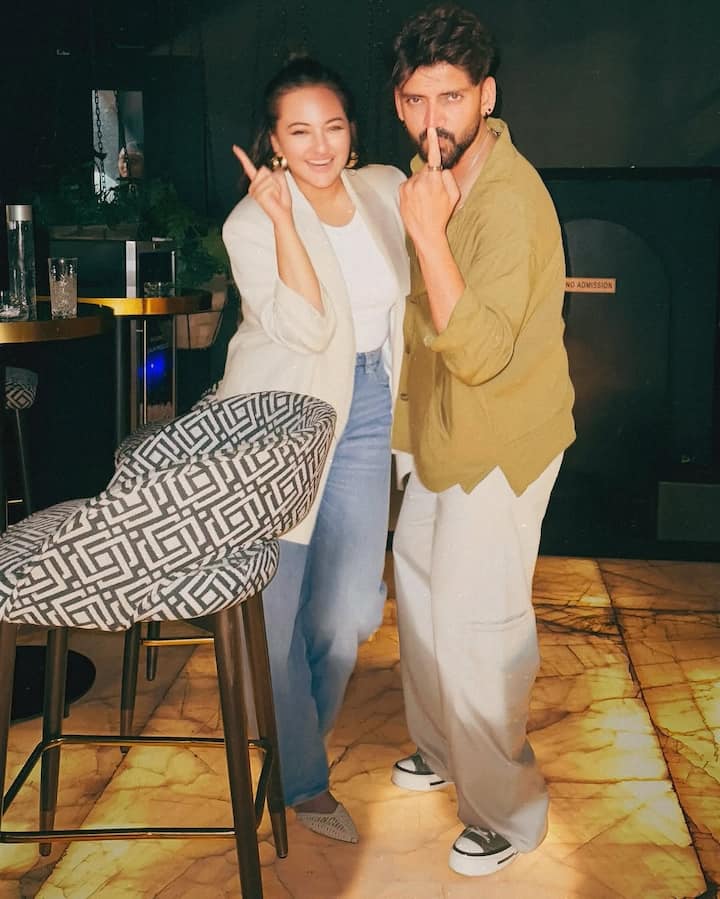 With this romantic picture, Sonakshi tagged Zaheer and wrote, 'I love you so much' and told that she has been her boyfriend for 8 years and now has a husband for 1 year.