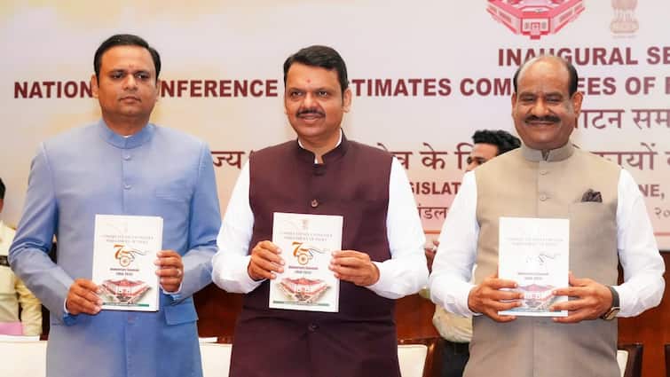 संसद की एस्टीमेट कमेटी के राष्ट्रीय सम्मेलन में शामिल हुए लोकसभा स्पीकर ओम बिरला और CM देवेंद्र फडणवीस Lok Sabha Speaker Om Birla and CM Devendra Fadnavis attended the national conference of Estimate Committee संसद की एस्टीमेट कमेटी के राष्ट्रीय सम्मेलन में शामिल हुए लोकसभा स्पीकर ओम बिरला और CM देवेंद्र फडणवीस