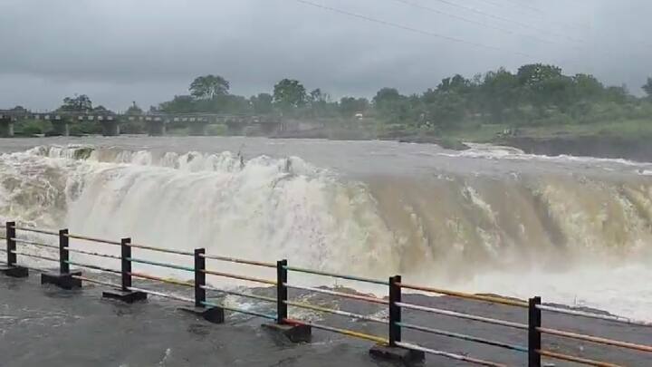 सोमेश्वर धबधबा पाहण्यासाठी राज्यभरातून पर्यटक येतात, तर मुंबई, पुण्यासह नाशिक जिल्ह्यातील पर्यटकांची मोठी गर्दी असते