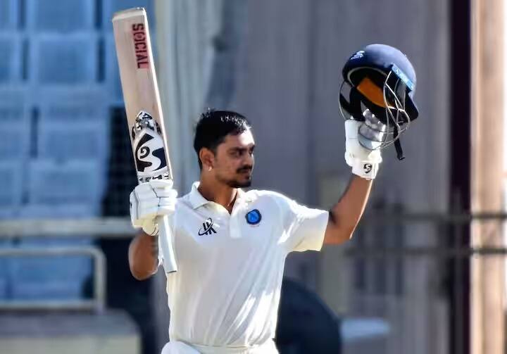 किशन रविवारपासून आपला पदार्पण सामना खेळत आहे. किशनला पहिल्याच दिवशी फलंदाजीची संधी मिळाली. तो संघासाठी सहाव्या क्रमांकावर फलंदाजीला आला.