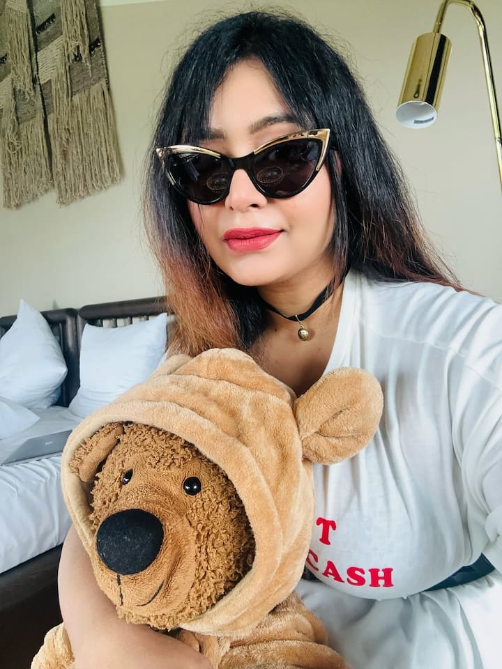 শোনা যাচ্ছে, বছরের শেষেই ৭ পাকে বাঁধা পড়বেন তিনি। আর তার আগেই, হবু স্বামীকে নিয়ে ইউরোপ উড়ে গিয়েছেন অভিনেত্রী ঋতাভরী চক্রবর্তী (Ritabhari Chakraborty)।