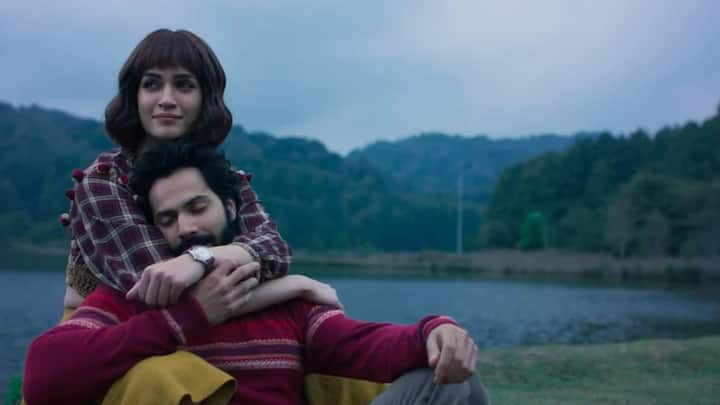 Apna Bana Le — Bhediya: Perfect for sharing sweet moments with your partner, Apna Bana Le from Bhediya captures the innocence and magic of love. Its soft, dreamy vibe makes it an ideal background score for a lazy monsoon afternoon.