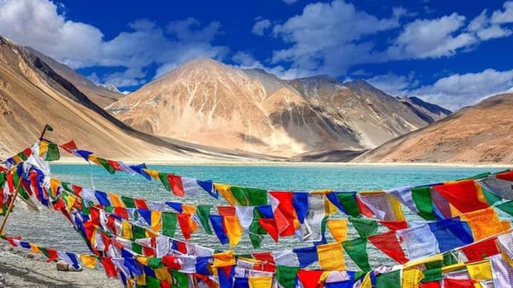 इन झंडों के पांच रंग पंचतत्वों के प्रतीक हैं. इसमें पहला रंग नीला है, जो कि आकाश तत्व और पूर्व दिशा का प्रतीक माना जाता है.