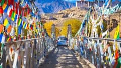 बाइक पर लगने वाले इन झंडों के पांच रंग का क्या है मतलब, इन पर क्या लिखा है?