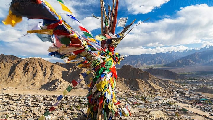 सफेद रंग का मतलब होता है हवा, एक और सफेद रंग पश्चिम दिशा का प्रतिनिधित्व करता है. लाल रंग अग्नि को दर्शाता है.
