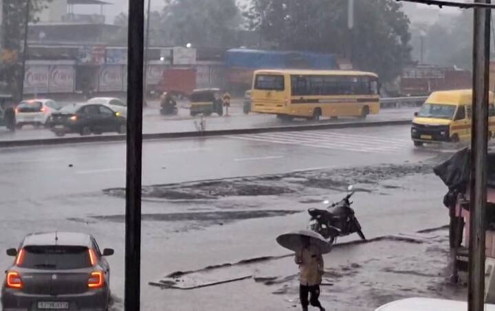 સુરત જિલ્લામાં આજે વહેલી સવારથી જ  ધોધમાર વરસાદ વરસ્યો છે. સુરત જિલ્લાના તમામ તાલુકાઓમાં આજે વહેલી સવારથી જ વરસાદનું આગમન થયું છે.  જિલ્લાના તમામ તાલુકાઓમાં ધોધમાર વરસાદ વરસ્યો છે.