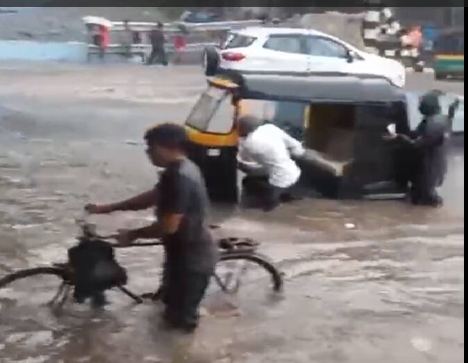 સુરતમાં આજનો વરસાદ આફત લઇને આવ્યો છે. સુરતના વરસાદે પ્રિમોનસૂન કામગીરીની પોલ ખોલી દીધી છે. મનપાના દરેક દાવા પોકળ સાબિત થયા છે.