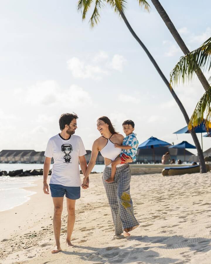 భర్త గౌతమ్, పిల్లాడు నీల్ తో కలిసి సముద్ర తీరంలో సరదాగా నడుస్తున్న కాజల్ అగర్వాల్ కిచ్లూ. (Image Courtesy: kajalaggarwalofficial / Instagram)