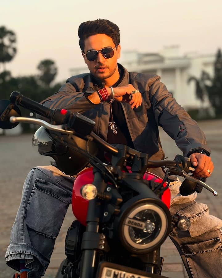 अनुपमा के अनुज बन गौरव खन्ना ने ऑडिएंस ने खूब प्यार कमाया था. एक्टर के कमबैक का सभी को बेसब्री से इंतजार था. 'अनुपमा' से एग्जिट के बाद फैंस काफी मायूस थे और सभी उनके वापसी का इंतजार कर रहे थे. अब खबरें ये आ रही हैं कि अभिनेता अनुपमा ही जल्द एंट्री लेने वाले हैं. हालांकि गौरव खन्ना ने अभी तक इन खबरों पर मोहर नहीं लगाई है.