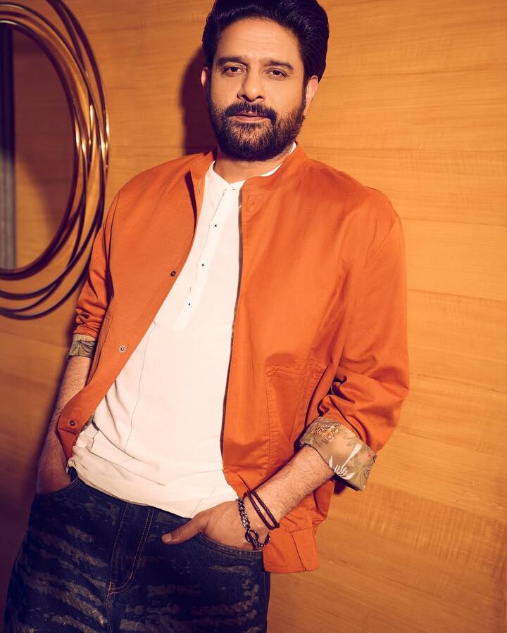 जयदीप अहलावत ने हाल ही में सिद्धार्थ आनंद की ही फिल्म 'ज्वेल थीफ' में एक बड़ा निगेटिव किरदार का रोल निभाया था.फिल्म में उनके डांसिंग और एक्टिंग स्किल्स की जबरदस्त सराहना हुई थी. अभी ये फिल्म नेटफ्लिक्स पर उपलब्ध है.