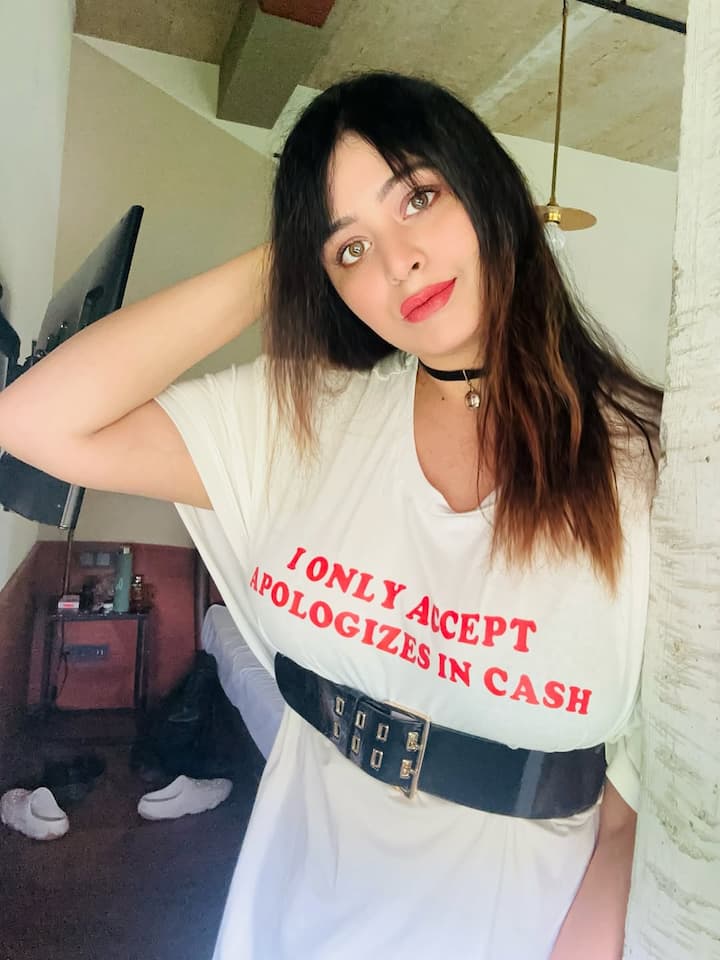 শোনা যাচ্ছে, বছরের শেষেই বিদেশে বিয়ে সারবেন ঋতাভরী। খুব ঘনিষ্ঠ বন্ধুবান্ধবদের উপস্থিতিতে সুমিতের সঙ্গে বিয়ে সারবেন তিনি